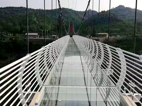 玻璃吊桥